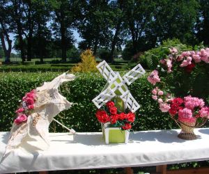Piknik w ogrodzie różanym