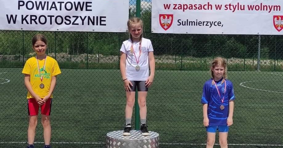 Zawodnicy ZUKS Bartosz z workiem medali w zapasach