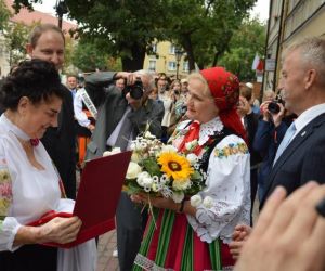 Danuta Kasprzak odbiera "Gwiozdę Łowicką (zdj. lowicz.naszemiasto.pl)