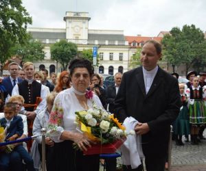 Danuta Kasprzak odbiera "Gwiozdę Łowicką (zdj. lowicz.naszemiasto.pl)