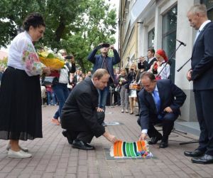 Danuta Kasprzak odbiera "Gwiozdę Łowicką (zdj. lowicz.naszemiasto.pl)