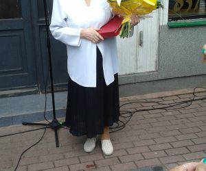 Danuta Kasprzak odbiera "Gwiozdę Łowicką (zdj. lowicz.naszemiasto.pl)