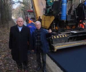 Asfaltowy dywanik był kładziony 28 listopada 2017 roku. Od lewej: burmistrz Gminy i Miasta Odolanów Marian Janicki - patron...