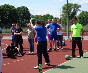 Uczestnicy ŚDS podczas imprezy sportowej w Przygodzicach