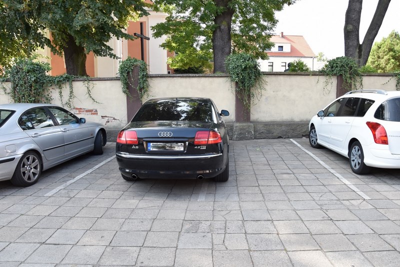 Przykład niewłaściwego parkowania