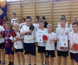 Zmagania tenisowe w szkole w Wierzbnie