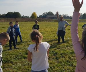 Jesienne poznawanie przyrody przez dzieci z Garek