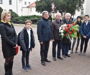 złożenie kwiatów i sadzenie dębu