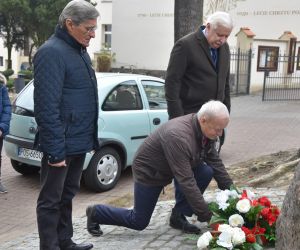 złożenie kwiatów i sadzenie dębu