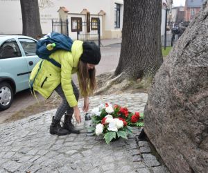 złożenie kwiatów i sadzenie dębu