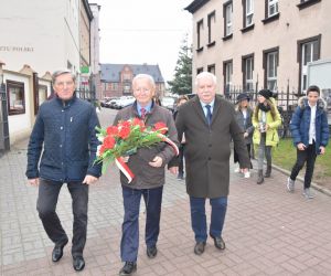 złożenie kwiatów i sadzenie dębu