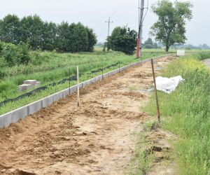 Układanie ścieżki rowerowej na rzece Barycz