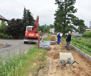 Układanie ścieżki rowerowej na rzece Barycz