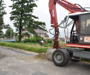 Układanie ścieżki rowerowej na rzece Barycz