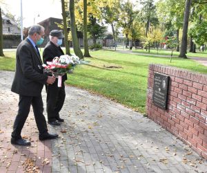 Złożenie kwiatów przed tablicą Jana Kempińskiego