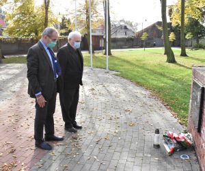 Złożenie kwiatów przed tablicą Jana Kempińskiego