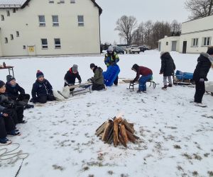 zabawy na śniegu i pieczenie kiełbasek