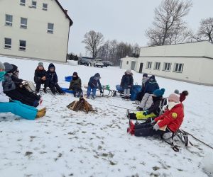 zabawy na śniegu i pieczenie kiełbasek