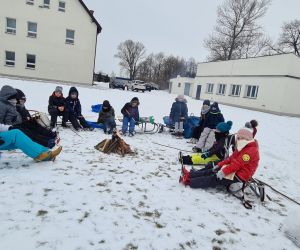 zabawy na śniegu i pieczenie kiełbasek