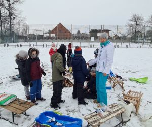 zabawy na śniegu i pieczenie kiełbasek