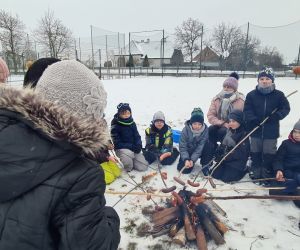 zabawy na śniegu i pieczenie kiełbasek