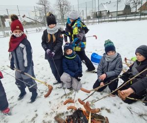 zabawy na śniegu i pieczenie kiełbasek