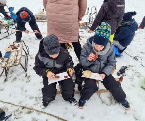 zabawy na śniegu i pieczenie kiełbasek