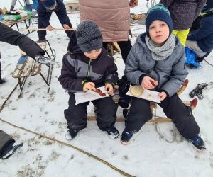 zabawy na śniegu i pieczenie kiełbasek