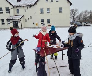 zabawy na śniegu i pieczenie kiełbasek