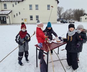 zabawy na śniegu i pieczenie kiełbasek