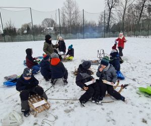 zabawy na śniegu i pieczenie kiełbasek