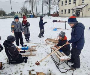 zabawy na śniegu i pieczenie kiełbasek