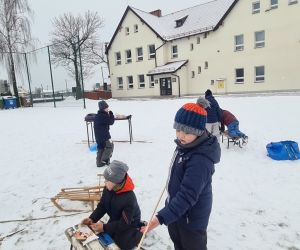 zabawy na śniegu i pieczenie kiełbasek