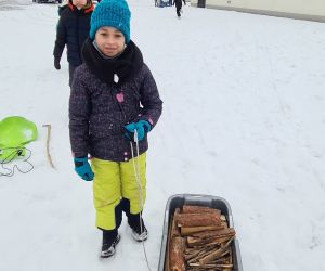 zabawy na  sniegu i pieczenie kiełbasek