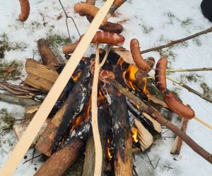 zabawy na  sniegu i pieczenie kiełbasek