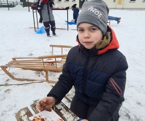 zabawy na  sniegu i pieczenie kiełbasek