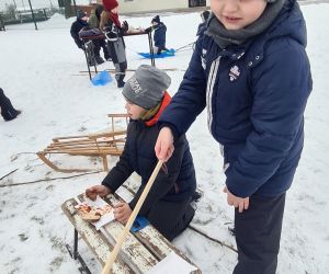 zabawy na  sniegu i pieczenie kiełbasek