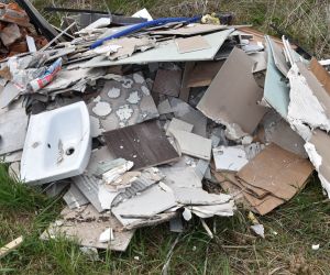 Śmieci wyrzucone przy ul. Przemysłowej w Odolanowie