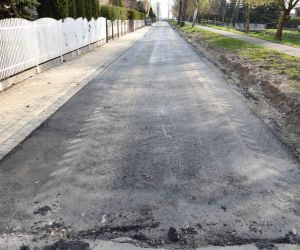 Układanie nawierzchni asfaltowej na ul. Słonecznej