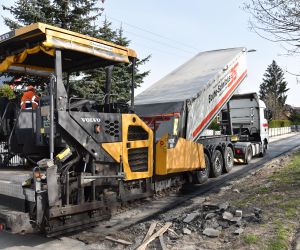 Układanie nawierzchni asfaltowej na ul. Słonecznej