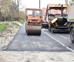 Układanie nawierzchni asfaltowej na ul. Słonecznej