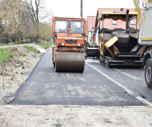 Układanie nawierzchni asfaltowej na ul. Słonecznej