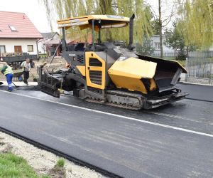 Układanie nawierzchni asfaltowej na ul. Słonecznej