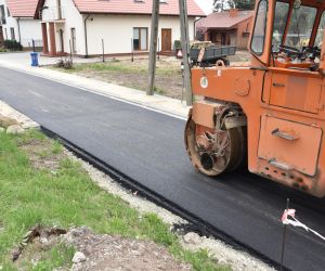 Układanie nawierzchni asfaltowej na ul. Słonecznej