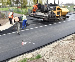 Układanie nawierzchni asfaltowej na ul. Słonecznej