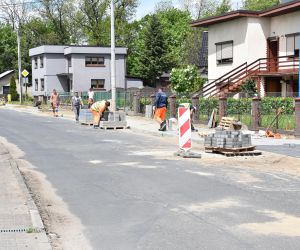 Trwa układanie chodnika przy ul. Raszkowskiej w Odolanowie