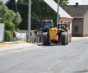 Trwa układanie chodnika przy ul. Raszkowskiej w Odolanowie