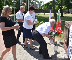 Uroczystość złożenia wieńców pod tablicą Jana Kempińskiego "Błyska"