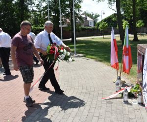 Uroczystość złożenia wieńców pod tablicą Jana Kempińskiego "Błyska"