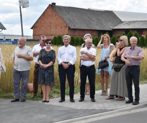 Uroczyste otwarcie nowego chodnika w Gorzycach Małych